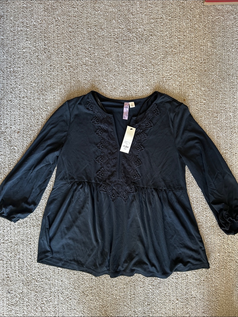 NWT Women's Black Embroidered V-Neck Peplum Top